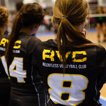 Volleyball players wearing relentless volleyball club jersey || girls volleyball club in colorado